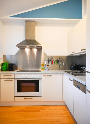 2BR Apartment for 6 with Private Terrace near city center & Metro U2