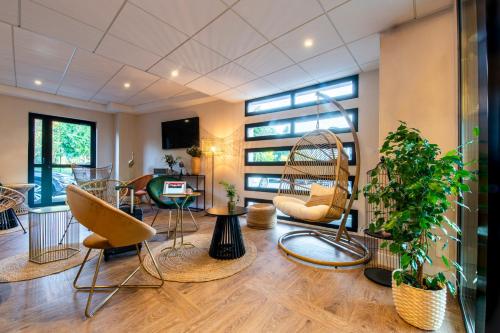 Ein Sitzbereich in der Unterkunft ibis Styles Rennes Cesson