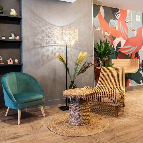 Ein Sitzbereich in der Unterkunft ibis Styles Rennes Cesson