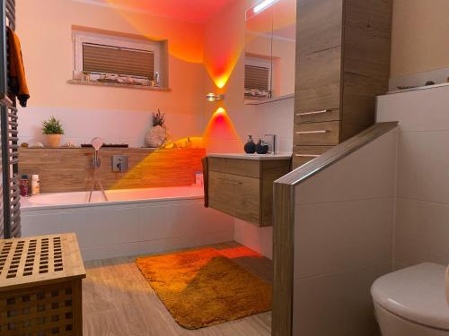 e bagno con vasca, servizi igienici e doccia. di Ferienhaus Schönebühl a Oberreute