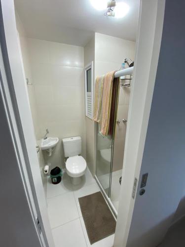 a small bathroom with a toilet and a shower at Lindo apto em Arraial do Cabo condomínio Golden Lake in Arraial do Cabo