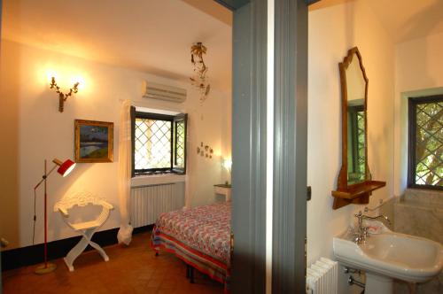 a bathroom with a bed and a sink and a mirror at Villa con piscina vicino Cefalù (Sanificata) in Gratteri