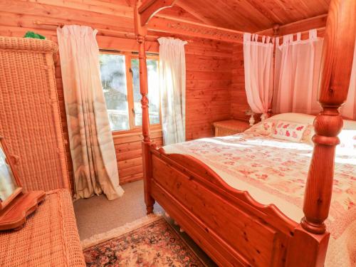 Giường trong phòng chung tại Camellias at Magnolia Lake