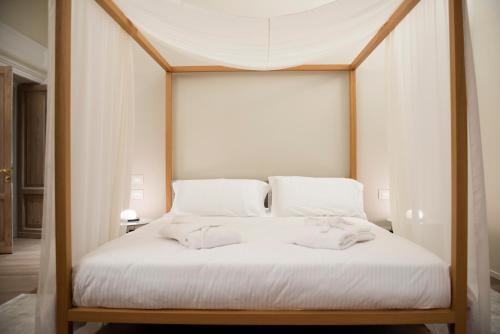 Кровать или кровати в номере Dimora de Matera Luxury Suites