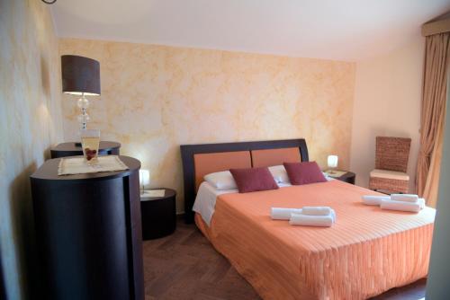 Un pat sau paturi într-o cameră la Panoramica Villa con Piscina sul Mare (Sanificata)