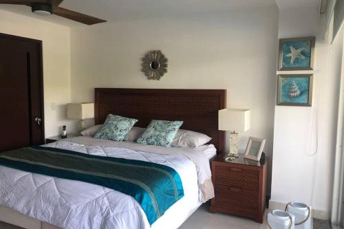1 dormitorio con 1 cama grande y cabecero de madera en Luxury Apartment in Nuevo Vallarta Villamagna Condo en Nuevo Vallarta 
