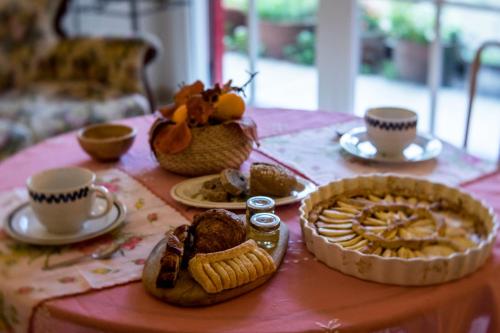 een tafel met een roze tafelkleed met eten en bekers bij Agriturismo Ca' Poldo in Ancona