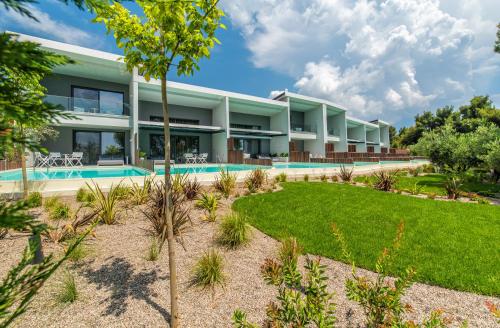Lagomandra Luxury Suites with Private Pools