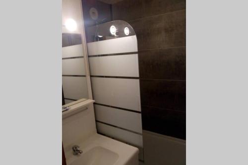 Ένα μπάνιο στο Au Pied des Pistes B31, Chaleureux studio 4 pers, vue sur la vallée imprenable avec WIFI, DRAPS NON COMPRIS