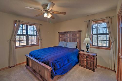 Säng eller sängar i ett rum på Secluded Marble Falls Family Home with Mtn Views!