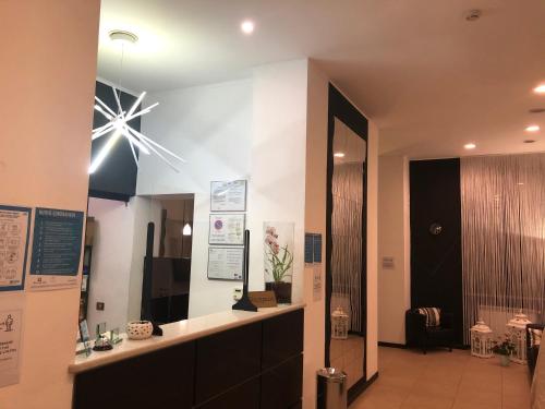 uma casa de banho com um espelho e um lavatório num quarto em Hotel Paradiso em Milão