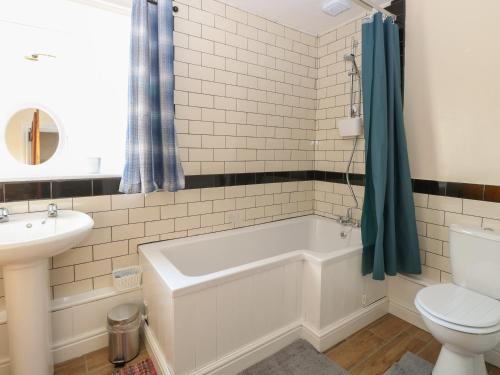 Ένα μπάνιο στο Rose Cottage