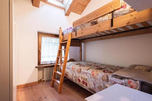 1 dormitorio con 2 literas y escalera en Mansarda 4 posti letto in Villa a Borca di Cadore, en Villanova
