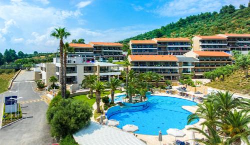 una vista aérea de un complejo con piscina en Lagomandra Hotel and Spa en Lagomandra