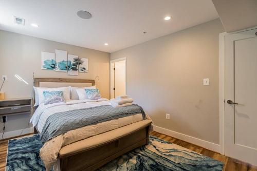 a bedroom with a large bed and a rug at Bougainvillea DC 2 bedrooms 2 bathrooms plus den with twin sofa bed and queen sofa bed in living room in Washington