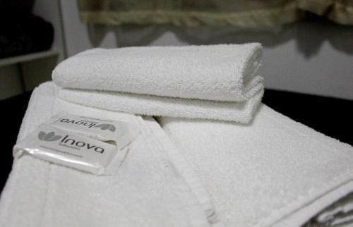 a pile of towels sitting on top of a table at Hospedagem Vó Lina in Gramado