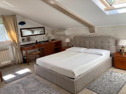 1 dormitorio con 1 cama grande y escritorio en Oasis Lagoon Estate, en Lido de Venecia