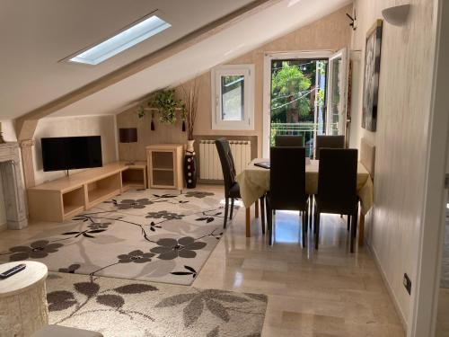 TV a/nebo společenská místnost v ubytování Oasis Lagoon Estate