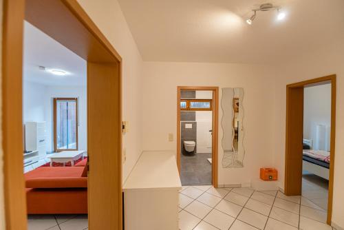 a room with a bathroom and a toilet in a room at 105 m2 Arbeiterwohnung mit 2 extra Schlafzimmern für 7 Personen in Wörrstadt