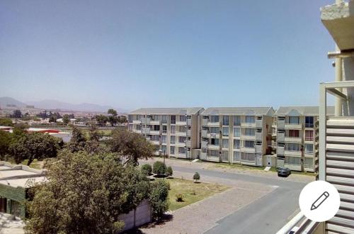 ラ・セレナにあるCerquita del Mar Departamento Enteroのバルコニーからアパートメントビルの景色を望めます。