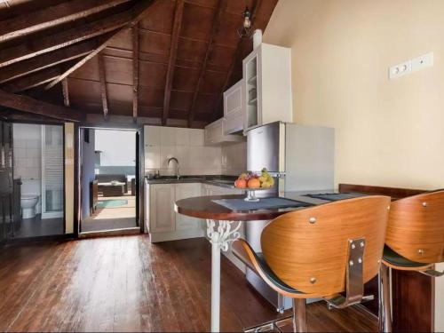 - une cuisine avec une table et des chaises dans la chambre dans l'établissement Belvilla by OYO La Vicar a La Buhardilla 2 pax, à La Laguna