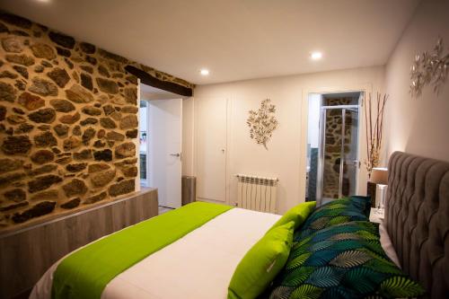 Un pat sau paturi într-o cameră la Apartamentos Casa dos Arcos