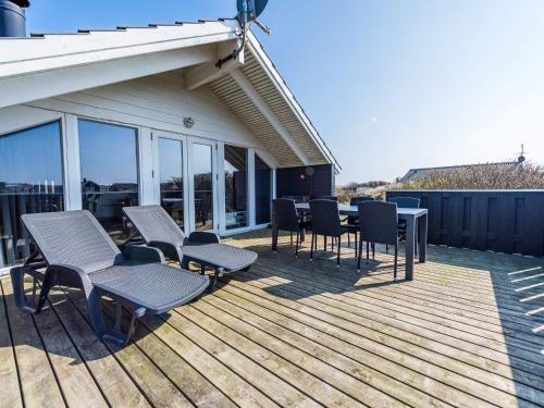 una terraza con sillas y una mesa en una casa en Holiday home Hvide Sande LXX, en Bjerregård