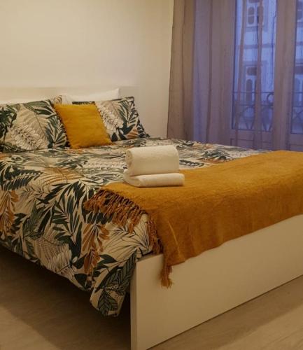 a bed with two towels on top of it at Beautiful Infante Apartment in Porto