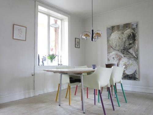 comedor con mesa y sillas en ApartmentInCopenhagen Apartment 113, en Copenhague