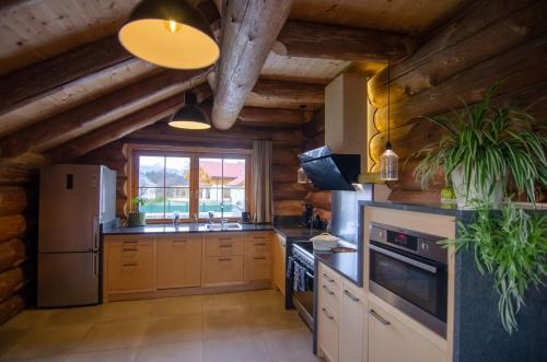 una grande cucina con soffitti in legno e una grande finestra di Berg & Sonne a Seeboden