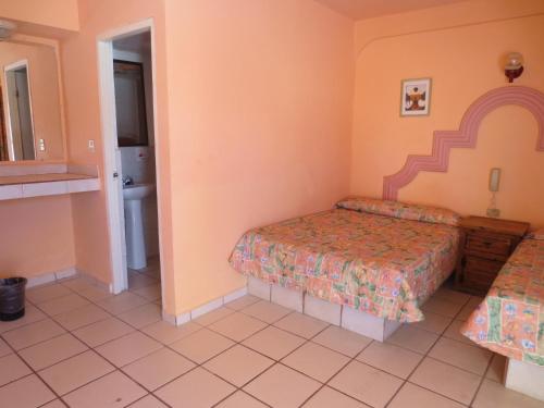 1 dormitorio con 2 camas en una habitación en Hotel Plaza Peñasco, en Puerto Peñasco