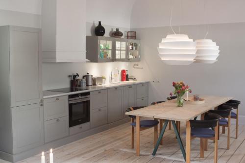 コペンハーゲンにあるApartmentInCopenhagen Apartment 1185のキッチン(木製テーブル付)、ダイニングルーム