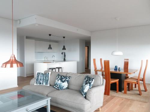 ein Wohnzimmer mit einem Sofa und einem Tisch in der Unterkunft ApartmentInCopenhagen Apartment 1187 in Kopenhagen