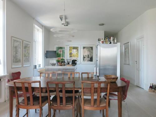 La cuisine est équipée d'une table, de chaises et d'un réfrigérateur. dans l'établissement ApartmentInCopenhagen Apartment 1280, à Copenhague