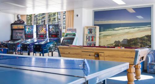 黃金海岸的住宿－海濱莊園度假酒店，一间设有乒乓球桌和视频游戏的房间