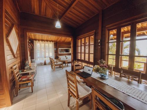 Un restaurante o sitio para comer en Casa Ubatuba Vista para o Mar