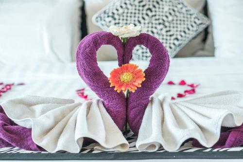 two purple hearts with a flower in the middle at Iman Homestay Ubud in Ubud