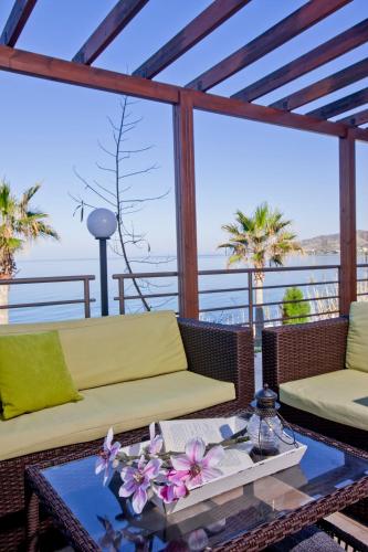 Balkón nebo terasa v ubytování Kallinousa Beach Villa