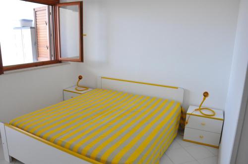 サン・ヴィート・ロ・カーポにあるRosauraの小さなベッドルーム(ベッド1台、窓付)