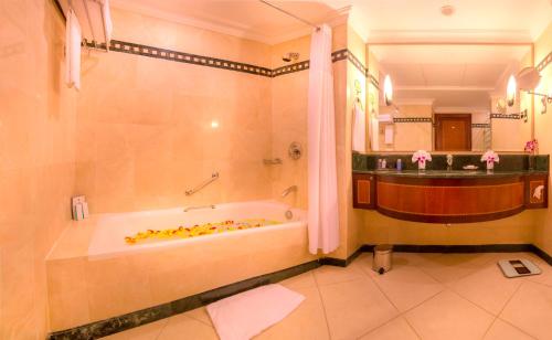Ett badrum på Corniche Hotel Abu Dhabi