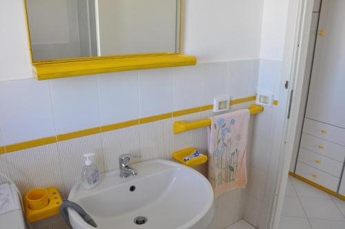 サン・ヴィート・ロ・カーポにあるRosauraのバスルーム(洗面台、鏡付)
