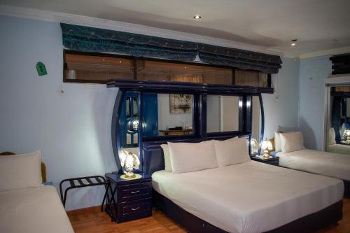 um quarto com 2 camas e 2 candeeiros nas mesas em Lenasia Guest Lodge em Lenasia