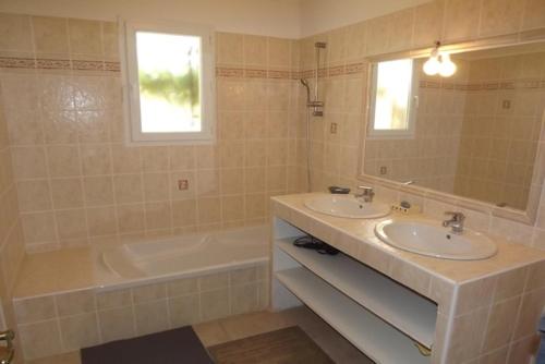 Koupelna v ubytování VILLA EN CAMPAGNE POUR 8 PERS AVEC PISCINE PARC CLOTURE