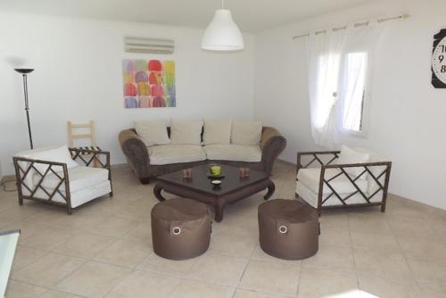 Posezení v ubytování VILLA EN CAMPAGNE POUR 8 PERS AVEC PISCINE PARC CLOTURE