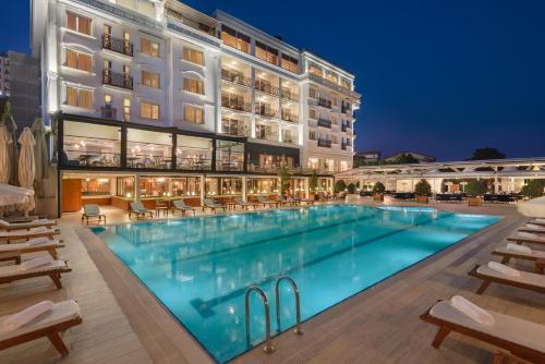 ein Pool vor einem Hotel in der Nacht in der Unterkunft La Quinta by Wyndham Giresun in Giresun