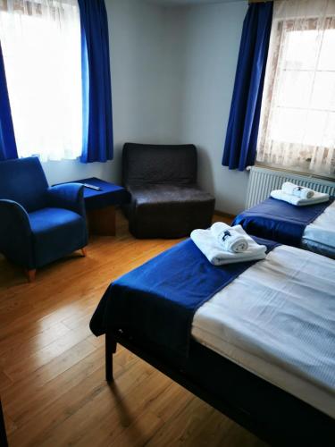 Ένα ή περισσότερα κρεβάτια σε δωμάτιο στο Apartamenty Pod Lwem