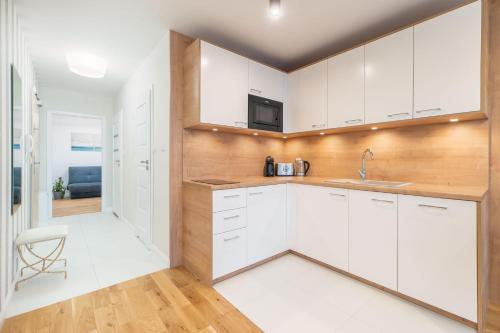 A kitchen or kitchenette at Apart111 Apartamenty - Rodzinny