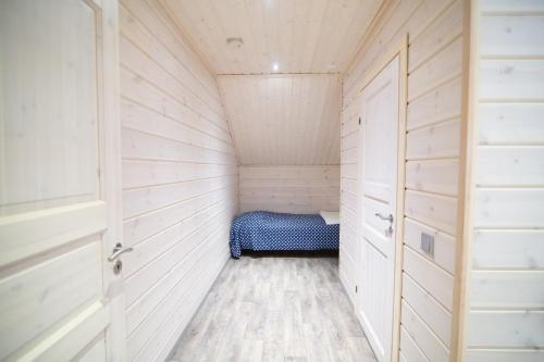 a small room with a blue bed in a closet at Ettomies II in Äkäslompolo