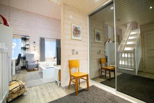 a room with a staircase and a desk and chairs at Ettomies II in Äkäslompolo