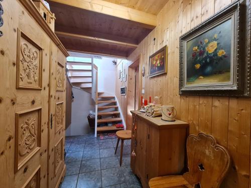 a room with a staircase and a painting on the wall at Ferienhaus & Ferienwohnung Wiñay Wayna Gotschna Blick Klosters in Klosters Serneus